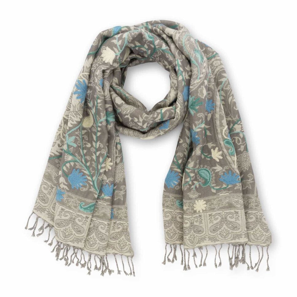 Wollschal in hellwarmen Taupe Handbestickt